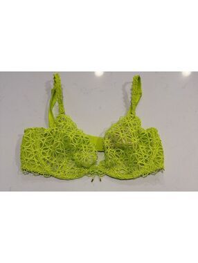 Victoria's Secret Very Sexy Limelight Green Unlined Demi Geo Daisy Lace Bra